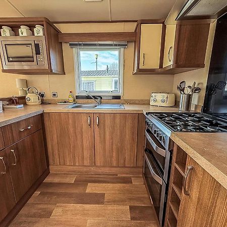 Gorgeous 6 Berth Caravan With Decking And Wi-Fi At Broadland Sands Ref 20377Bs Hopton on Sea Extérieur photo