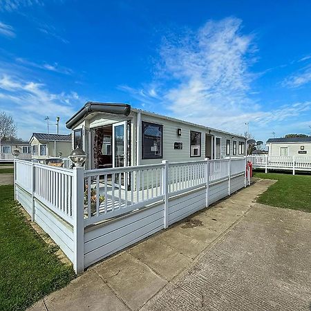 Gorgeous 6 Berth Caravan With Decking And Wi-Fi At Broadland Sands Ref 20377Bs Hopton on Sea Extérieur photo