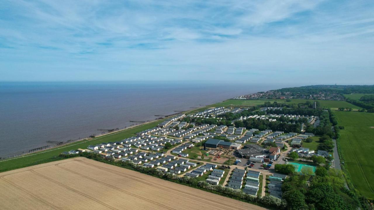 Gorgeous 6 Berth Caravan With Decking And Wi-Fi At Broadland Sands Ref 20377Bs Hopton on Sea Extérieur photo