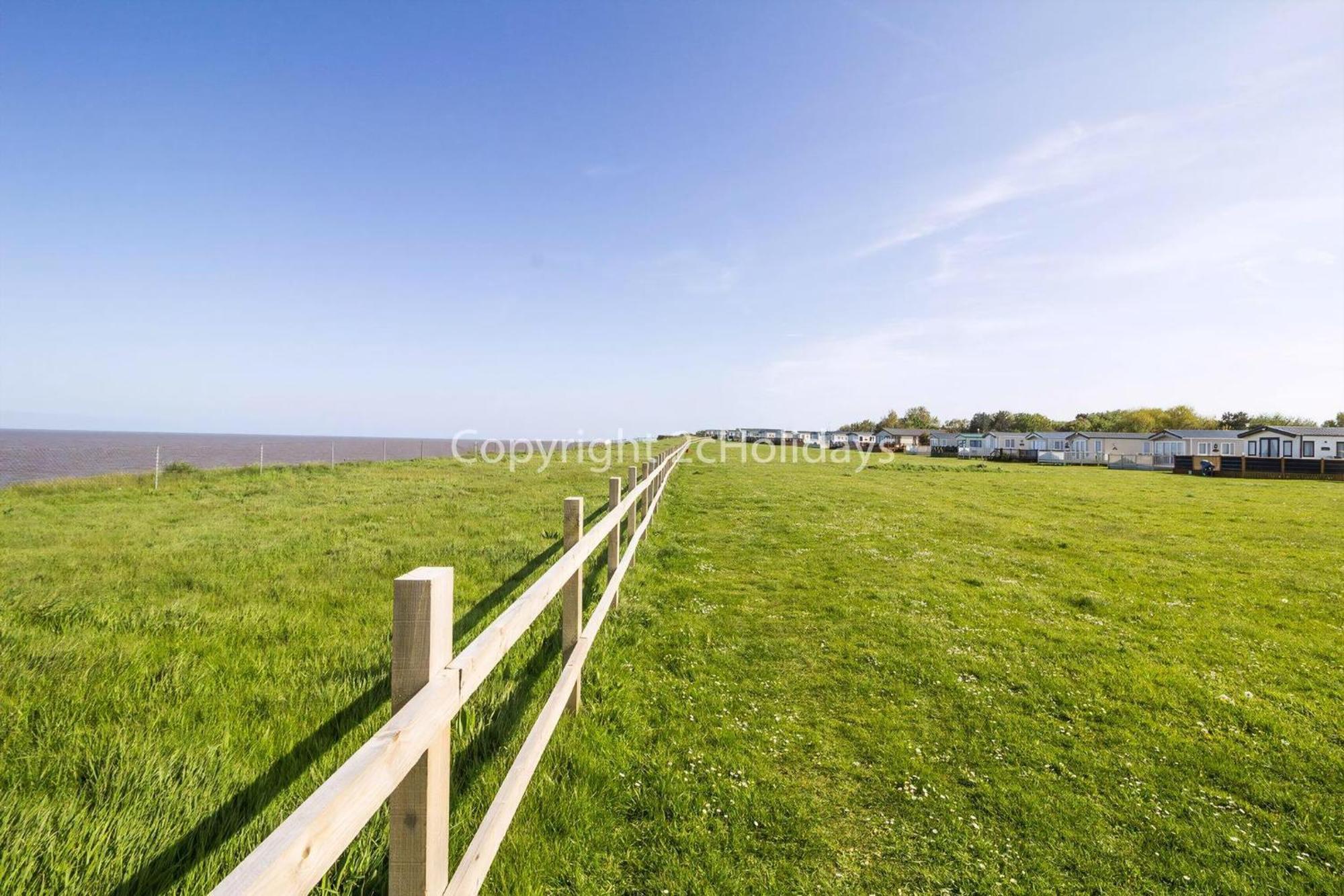 Gorgeous 6 Berth Caravan With Decking And Wi-Fi At Broadland Sands Ref 20377Bs Hopton on Sea Extérieur photo