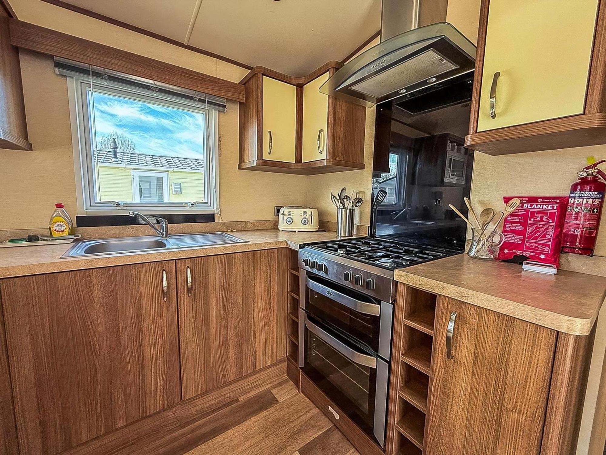 Gorgeous 6 Berth Caravan With Decking And Wi-Fi At Broadland Sands Ref 20377Bs Hopton on Sea Extérieur photo