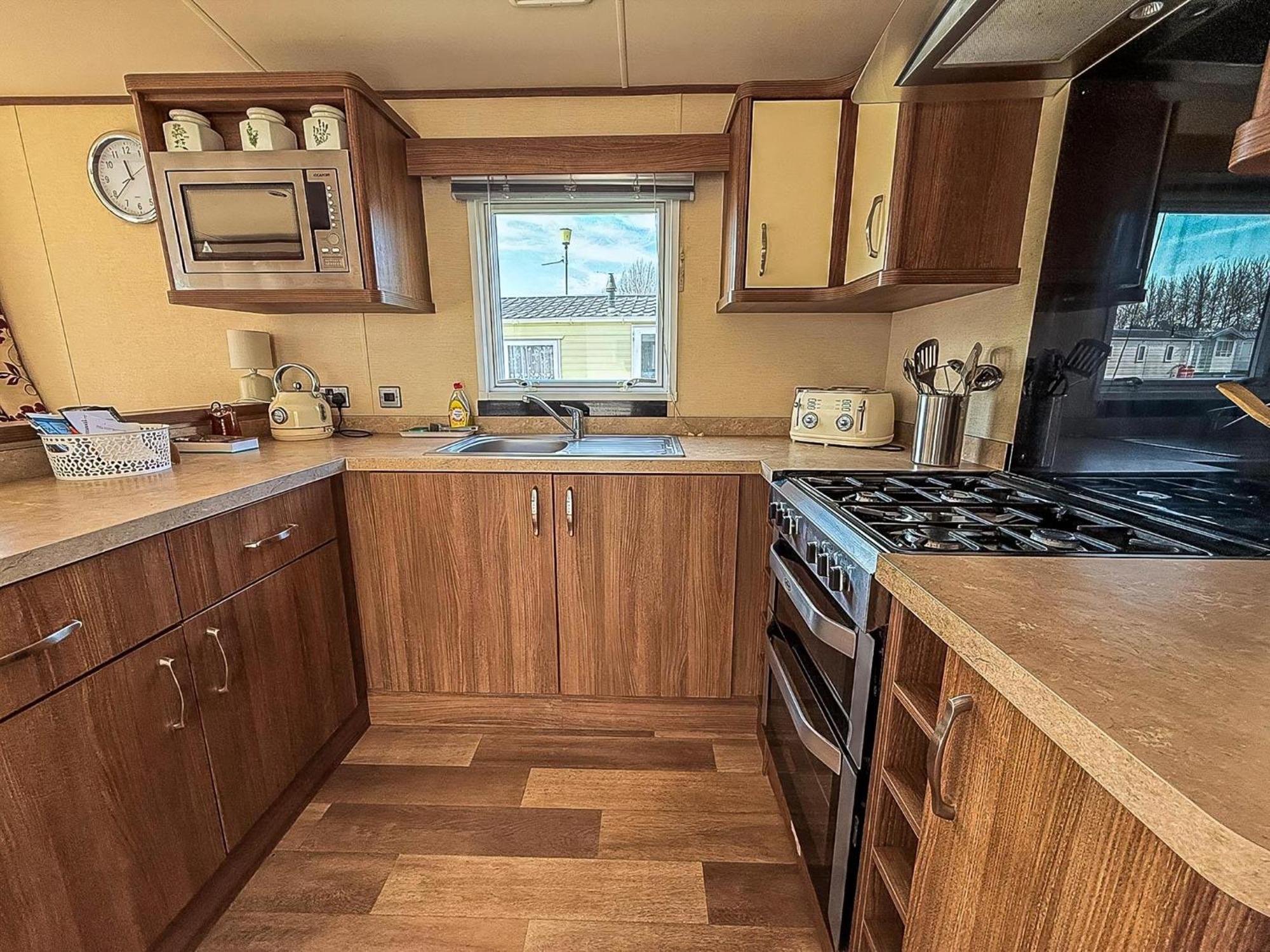 Gorgeous 6 Berth Caravan With Decking And Wi-Fi At Broadland Sands Ref 20377Bs Hopton on Sea Extérieur photo