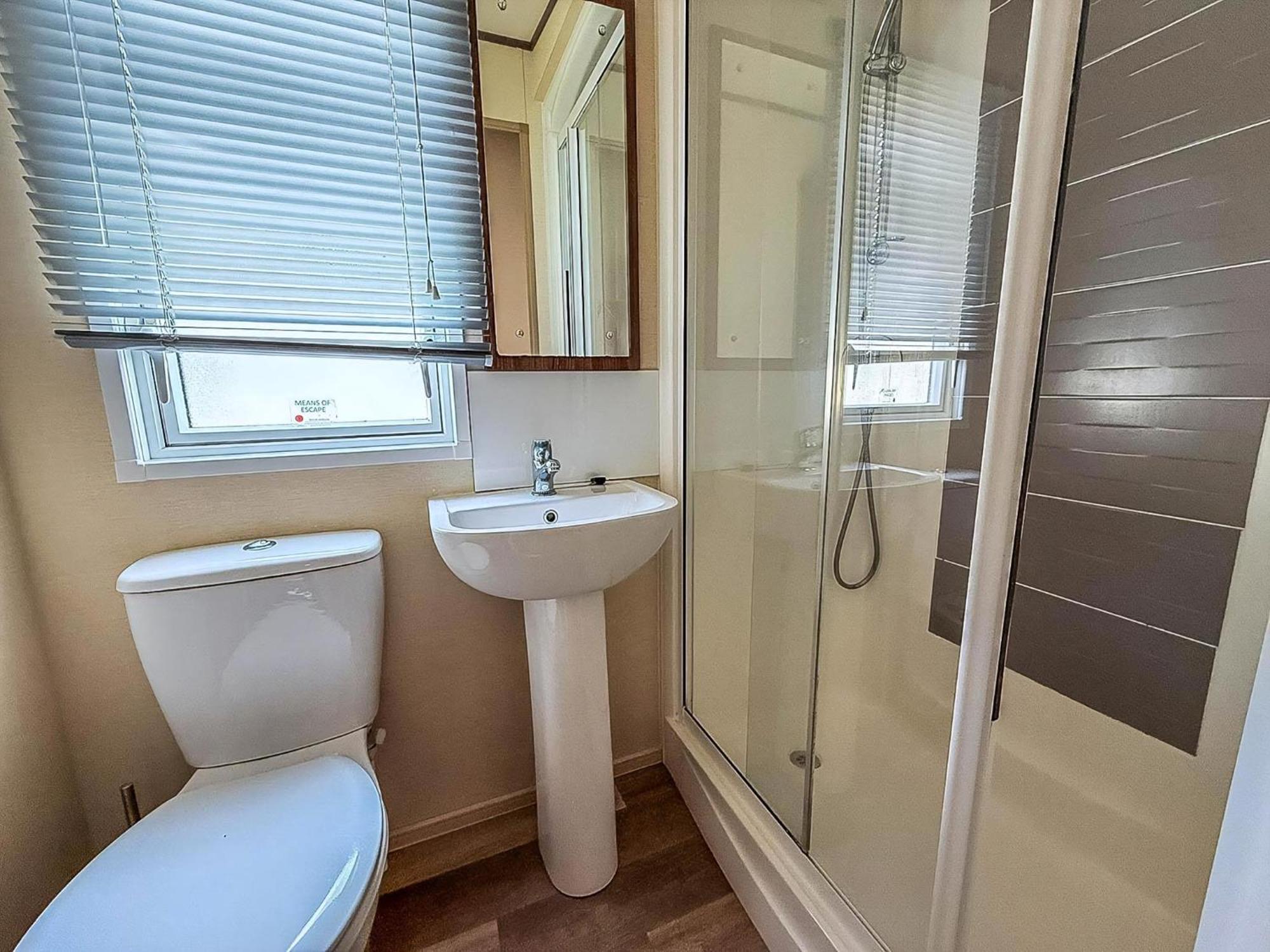 Gorgeous 6 Berth Caravan With Decking And Wi-Fi At Broadland Sands Ref 20377Bs Hopton on Sea Extérieur photo