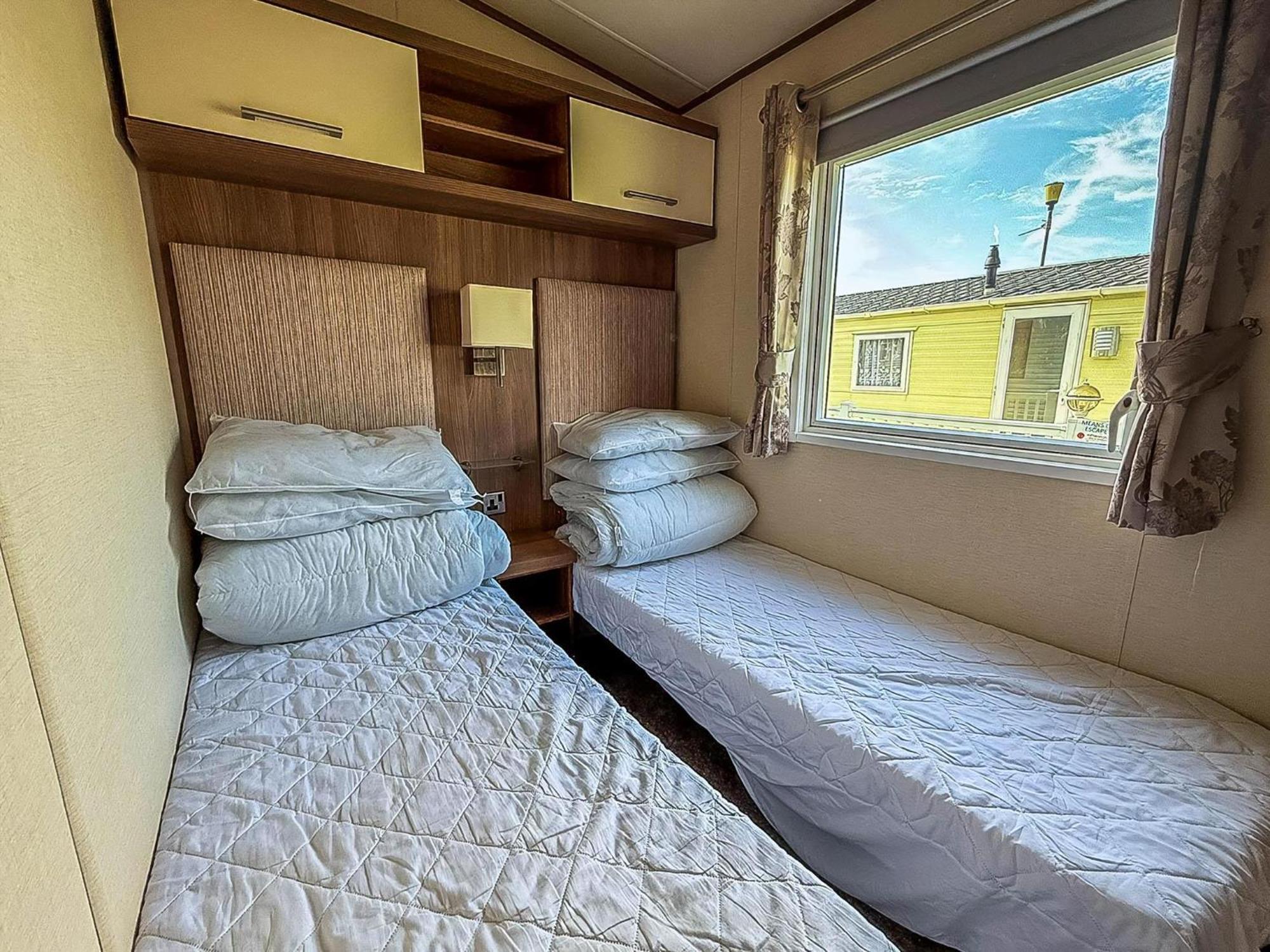 Gorgeous 6 Berth Caravan With Decking And Wi-Fi At Broadland Sands Ref 20377Bs Hopton on Sea Extérieur photo