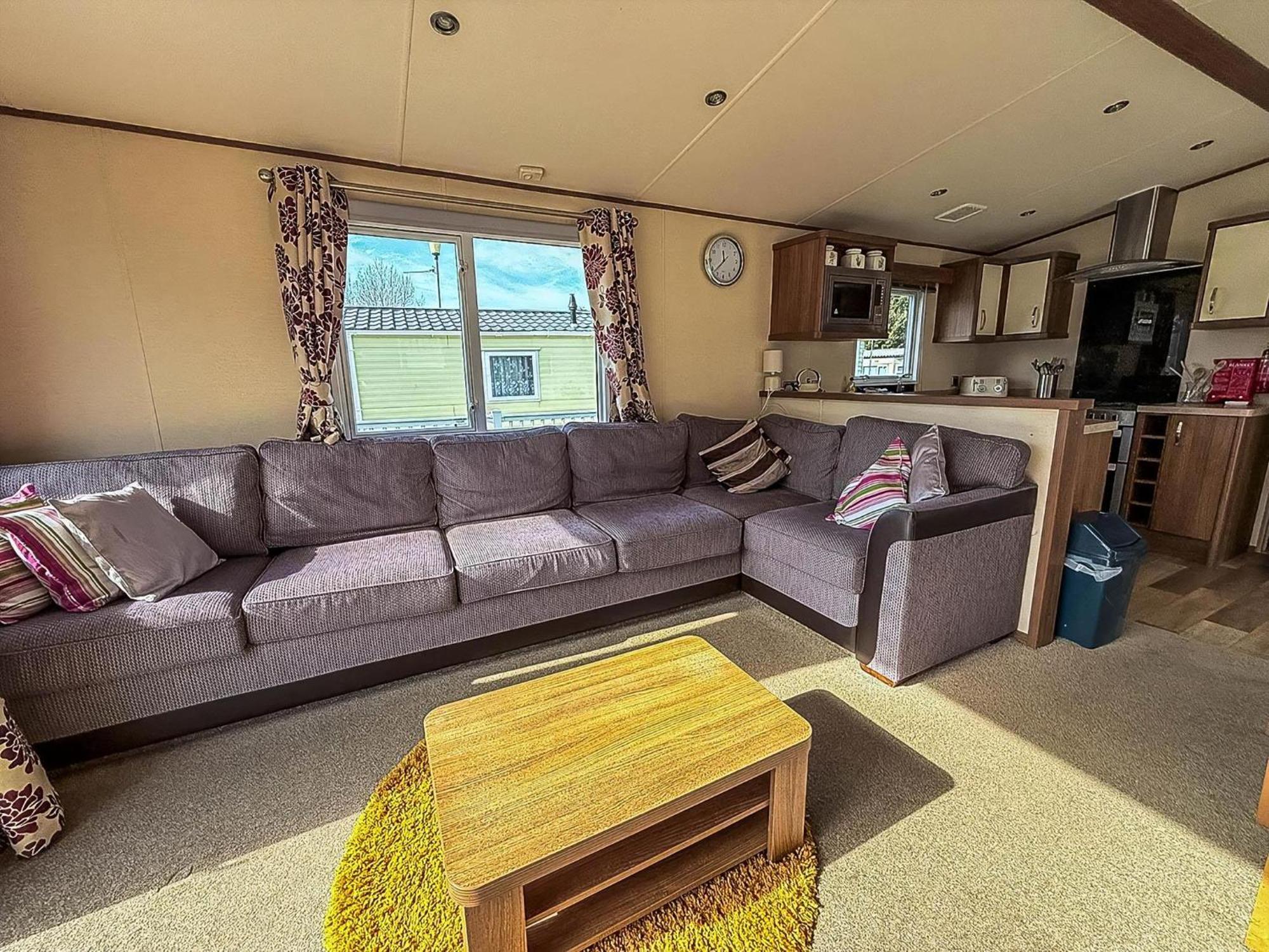 Gorgeous 6 Berth Caravan With Decking And Wi-Fi At Broadland Sands Ref 20377Bs Hopton on Sea Extérieur photo