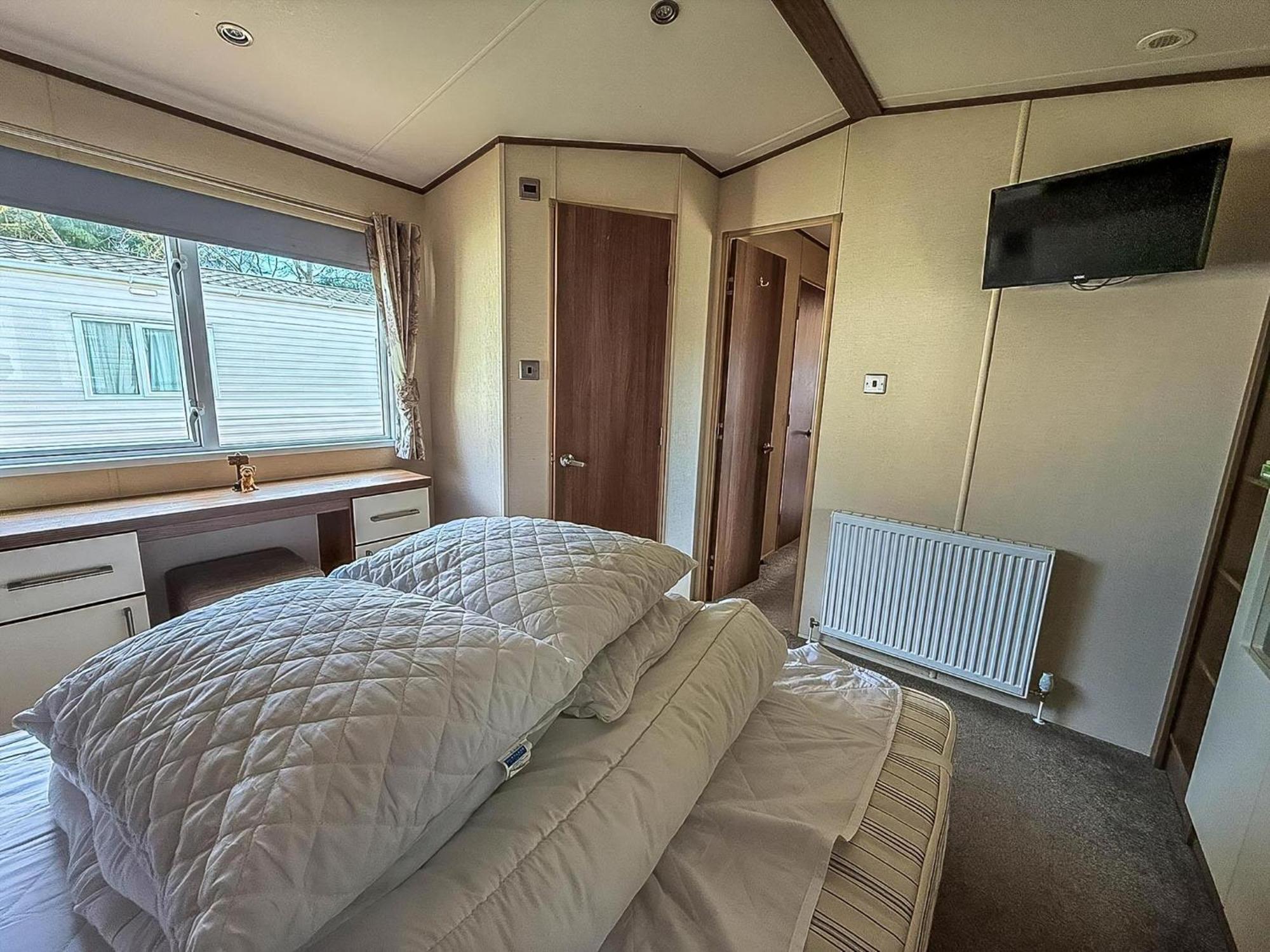 Gorgeous 6 Berth Caravan With Decking And Wi-Fi At Broadland Sands Ref 20377Bs Hopton on Sea Extérieur photo