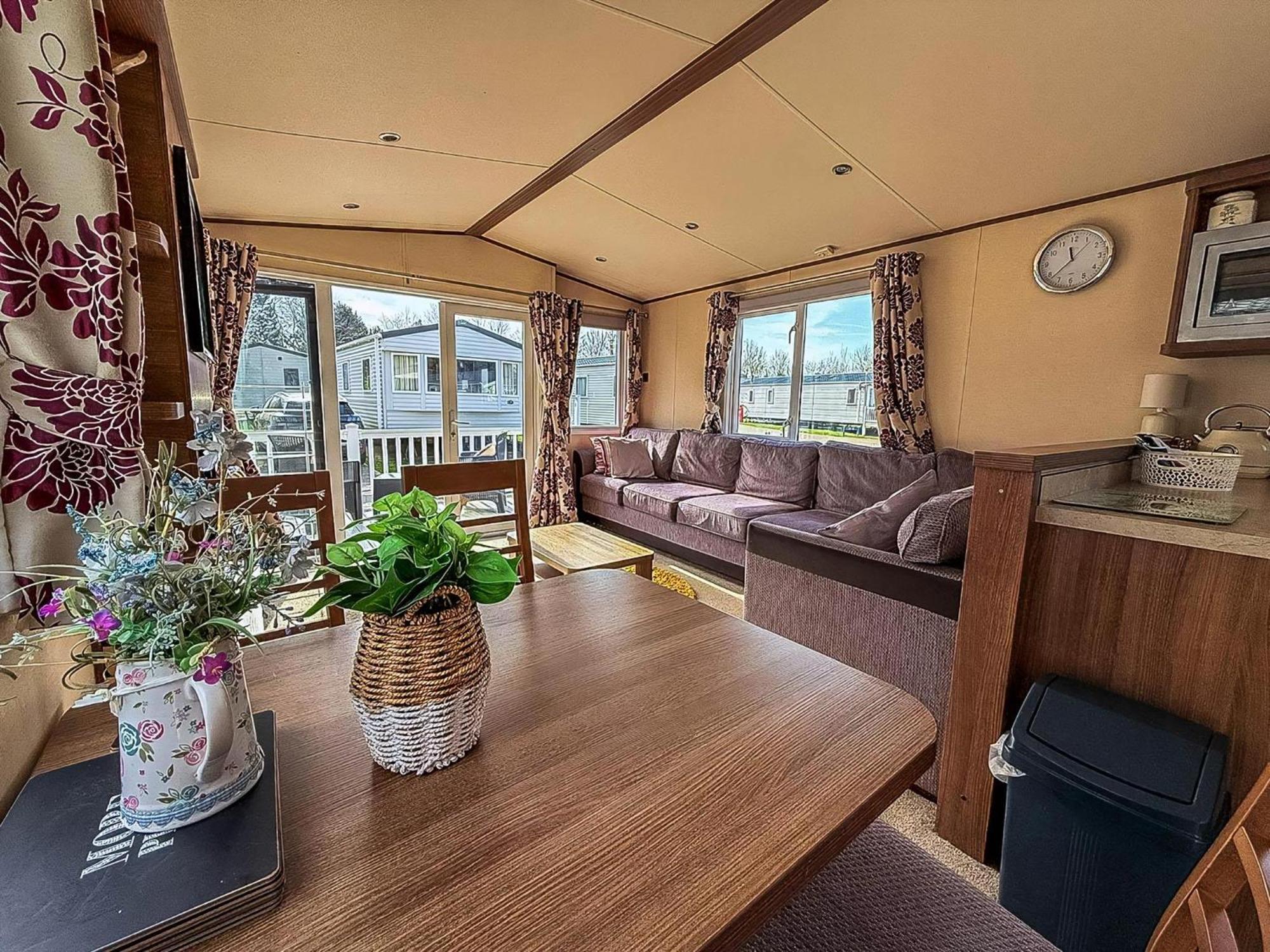 Gorgeous 6 Berth Caravan With Decking And Wi-Fi At Broadland Sands Ref 20377Bs Hopton on Sea Extérieur photo