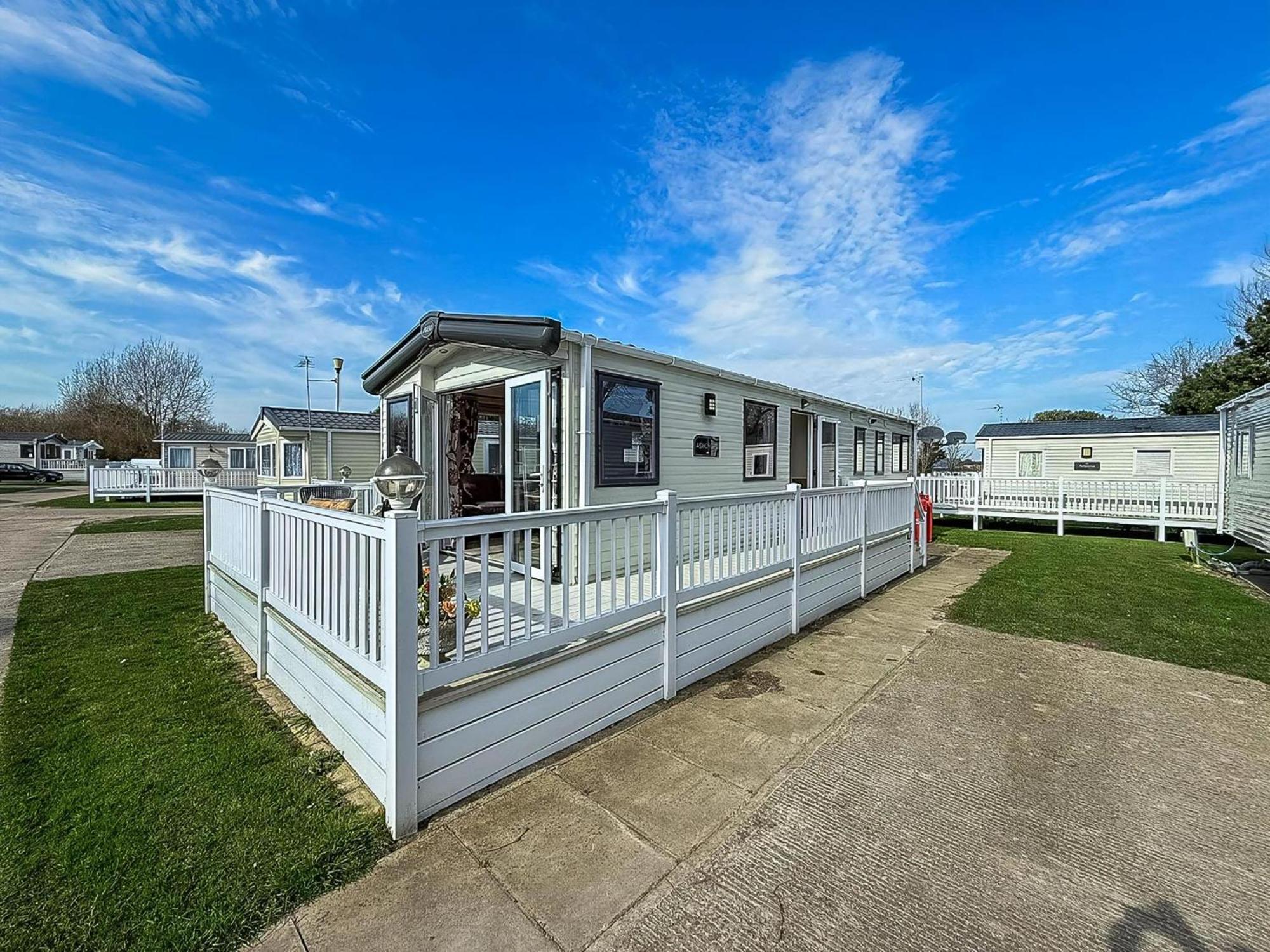 Gorgeous 6 Berth Caravan With Decking And Wi-Fi At Broadland Sands Ref 20377Bs Hopton on Sea Extérieur photo
