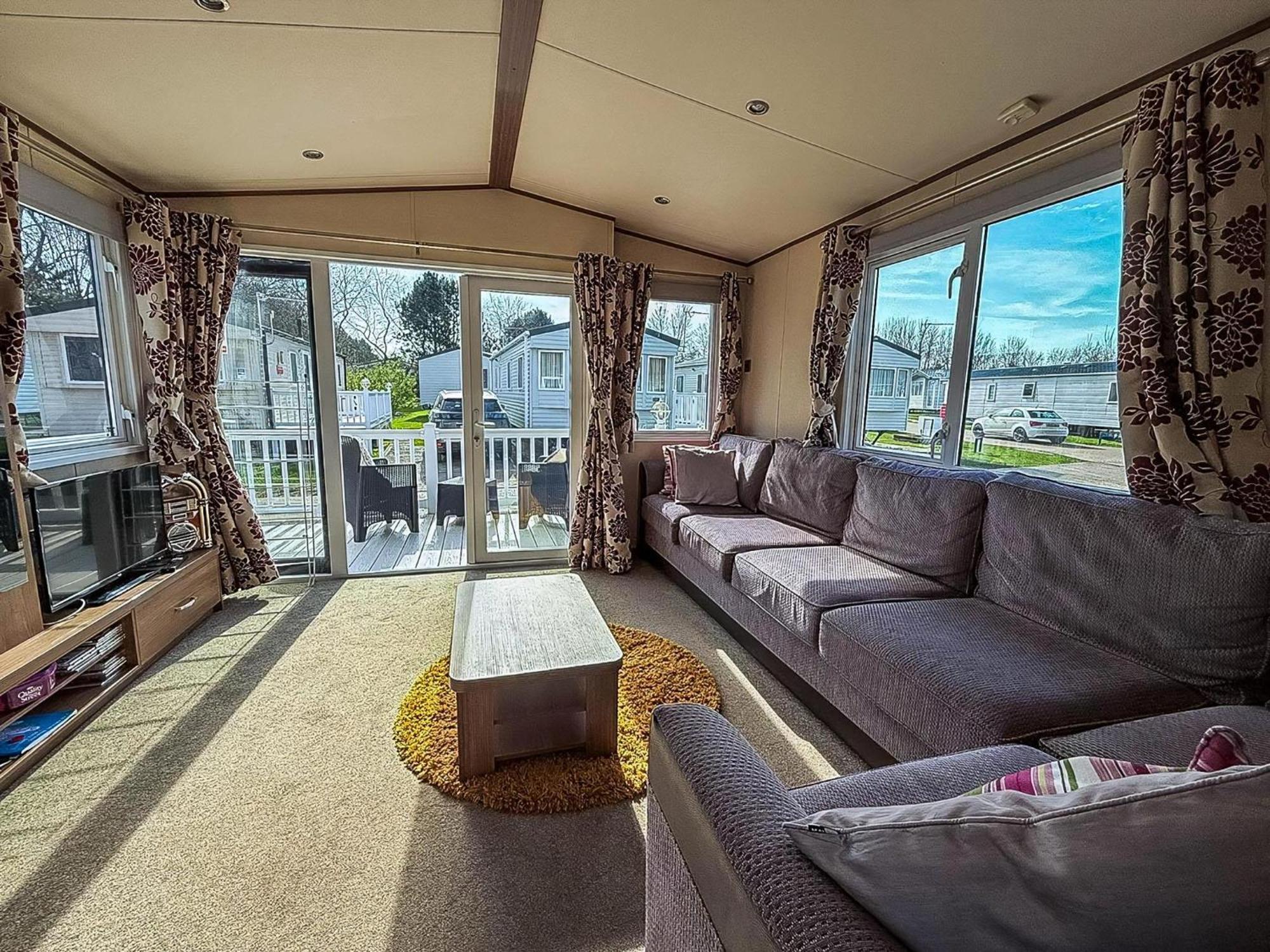 Gorgeous 6 Berth Caravan With Decking And Wi-Fi At Broadland Sands Ref 20377Bs Hopton on Sea Extérieur photo